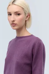 Sweater color beige de lana con cuello redondo y mangas largas.