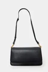 Bolso bandolera rectangular de color negro con solapa y cierre de botón imantado, herrajes metálicos dorados y compartimento interior con cremallera. Incluye una correa ancha ajustable y extraíble en combinación de colores azul y blanco.