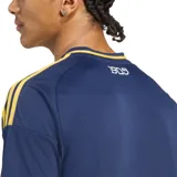 Camiseta de fútbol Adidas del Club Atlético Boca Juniors, edición especial 120 aniversario. Diseño en azul marino con la clásica franja horizontal amarilla en el pecho, cuello en V y detalles en amarillo en hombros y mangas. Incluye logo de Adidas, escudo conmemorativo del club y sponsor Betsson.