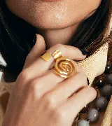 Anillo ajustable de acero quirúrgico con acabado plateado y textura irregular.