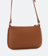 Bolso baguette pequeño color negro, con correa transversal ajustable y bolsillo interno con cremallera. Textura tipo saffiano y cierre por cremallera.