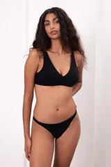 Vedetina de algodón color negro, corte less, con tiras finas laterales y diseño de bajo tiro.