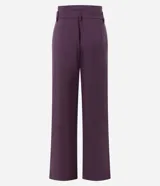 Pantalón de sastrería color marrón, de corte recto y tiro medio, con pliegues frontales y trabillas en la cintura.