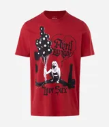 Remera de algodón color rojo con estampado gráfico frontal de Avril Lavigne, globos y letras en estilo gótico.