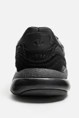 Zapatilla deportiva tipo running de color negro, perteneciente a la colección especial Origins. Presenta una parte superior confeccionada en una combinación de cuero con acabado de gamuza y tejido transpirable. Cuenta con una suela de volumen con diseño irregular y cierre mediante cordones.