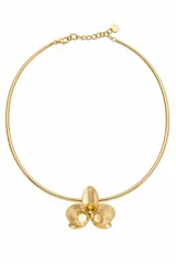 Gargantilla rígida de metal dorado con cierre de cadena ajustable y dije central en forma de flor de orquídea con acabado texturizado y pulido.