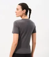 Remera básica Cortelle de ribana, color marrón, con mangas cortas y cuello redondo ajustado.