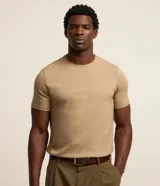 Remera básica de corte slim para hombre, confeccionada en suave algodón peruano. Presenta cuello redondo y mangas cortas, con un diseño liso y versátil.