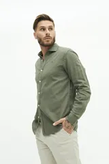 Camisa de manga larga color beige claro, confeccionada en una mezcla de lino y algodón. Presenta un corte semi slim, cuello camisero y un pequeño logo bordado en el pecho.