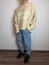 Jean de corte mom al tobillo en color gris con efecto lavado, de tiro medio y ajuste holgado en las piernas.