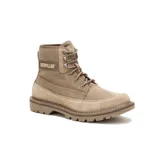 Bota de caña media Caterpillar, confeccionada en una combinación de gamuza y lona color beige. Presenta cierre mediante cordones, suela de goma dentada para mayor tracción y el logo de la marca estampado en el lateral.