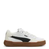 Championes Puma Park Lifestyle II para hombre, de diseño urbano en color blanco con la franja lateral en negro, detalles en gamuza beige claro y suela de goma marrón.