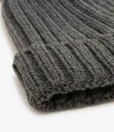 Gorro de punto acanalado en color blanco, con diseño de bajo plegado y pompón superior a tono.