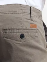 Bermuda de gabardina color verde medio, corte recto y largo a la rodilla.