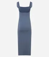 Vestido largo tipo midi de corte ajustado, confeccionado en poliamida con elastano. Presenta escote cuadrado, breteles anchos y una abertura lateral en el ruedo.