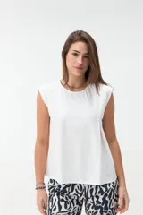 Remera negra sin mangas, de corte holgado, con hombreras marcadas y cuello redondo.