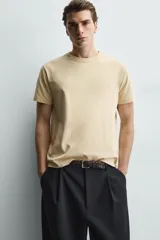 Camiseta de corte regular, cuello redondo y manga corta, confeccionada en tejido de peso medio.