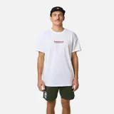 Remera blanca de manga corta, confeccionada en algodón orgánico, con diseño holgado y estampado frontal pequeño con la inscripción "NomadLand" en color rojo y negro.