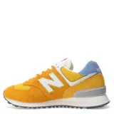 Championes urbanos New Balance modelo 574, color naranja con detalles en blanco, celeste y gris. Confeccionados en gamuza y malla, cuentan con el logo N característico en los laterales y entresuela con tecnología ENCAP para mayor soporte y amortiguación.