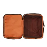 Bolso de viaje marrón con ruedas y manija extensible.