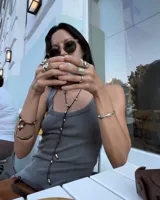 Brazalete rígido abierto de bronce con textura irregular.