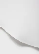 Camisa sin mangas de corte recto, confeccionada en tejido de lyocell, con cuello camisero y cierre frontal de botones.