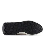 Championes urbanos New Balance modelo 370, color rosado con detalles en blanco. Presentan una combinación de paneles de gamuza y tela, con el logo 'N' característico en los laterales y una suela de plataforma con base negra.