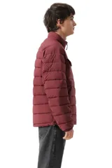 Campera puffer acolchada color bordó, con cierre frontal, cuello alto y dos bolsillos con solapa en el pecho.