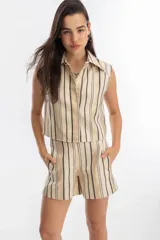 Short de tiro alto con silueta en A, confeccionado en jacquard de algodón con rayas doradas, negras y crudas.