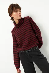 Polera de cuello alto tejida a rayas horizontales color borgoña y negro.