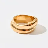 Anillo dorado con diseño de doble banda entrelazada.