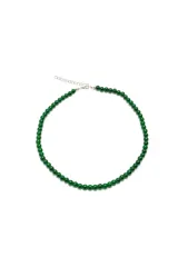 Collar de cuentas esféricas color verde esmeralda con cierre metálico y cadena de alargue.