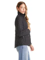 Campera capitoneada color beige con diseño de rombos, cuello alto tipo mao, cierre frontal con cremallera y solapa con botones a presión dorados. Cuenta con dos bolsillos frontales de parche con solapa y botones.