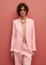 Pantalon de lino color rosado, de corte recto y tiro medio. Presenta cintura elástica con lazo ajustable y diseño largo.