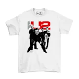 Remera blanca de manga corta con estampa frontal de la banda U2 en blanco y negro, con el logo de la banda en color rojo.