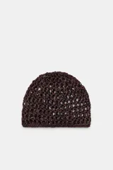 Gorro tipo casquete color marrón, confeccionado con tejido trenzado y diseño calado.