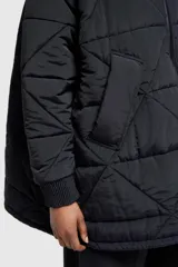 Campera blanca acolchada con capucha, cierre frontal con cremallera y bolsillos laterales.