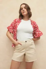 Short blanco de tiro alto, de algodón y elastizado, con terminación desflecada.