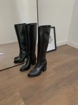 Botas altas negras de cuero vegano, con caña alta, taco cuadrado y plataforma.