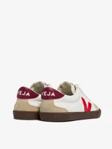 Championes Veja modelo Volley O.T. blancos con logo rojo, puntera beige y suela marrón.