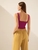 Top negro al cuerpo de hilado net de mano fría, largo a la cintura con breteles.