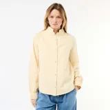 Blusa vaquera de manga larga en color amarillo claro, con cuello alto adornado con volantes y cierre frontal de botones.