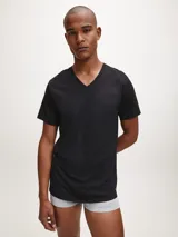 Pack de tres remeras negras de algodón con cuello en V y manga corta.