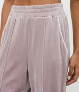 Pantalón deportivo de corte recto confeccionado en plush, con cintura elástica y detalle de costura vertical frontal. Presenta un diseño cómodo y funcional con acabado suave.