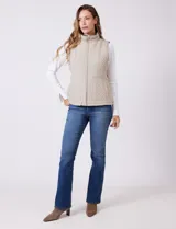 Chaleco capitoneado color verde oliva, con cuello alto, cierre frontal completo y bolsillos laterales. El interior está completamente forrado en símil piel para mayor calidez.