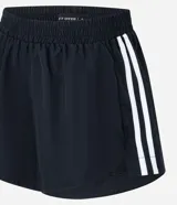 Short deportivo negro con rayas blancas en los laterales y bombacha interna.