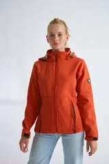 Campera de neopreno color naranja, con cierre frontal completo, capucha ajustable con cordones y bolsillos laterales con cierre. Presenta puños ajustables con velcro y un parche circular en la manga.