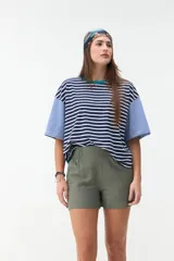 Short verde militar de corte clásico, con cintura elástica fruncida y bolsillos laterales.