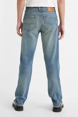 Jean de corte regular con tiro medio y pierna recta, confeccionado en denim de algodón con un ligero toque de elastano. Presenta un lavado azul medio con efecto desgastado.