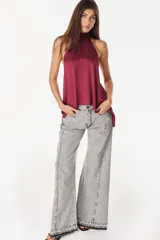 Top de satén fluido y crep texturado, color marrón, con diseño halter que se ata al cuello y deja los hombros y la espalda descubiertos.